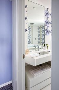 Bathroom sa Villa Aragonese Rooms