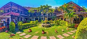 un jardín con una fuente en medio de un edificio en Hotel Campestre Casona del Camino Real, en San Gil