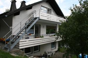 ヴィリンゲンにあるFerienappartement Treisの階段付白い家