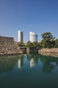 uma massa de água com edifícios ao fundo em JR Hotel Clement Takamatsu em Takamatsu