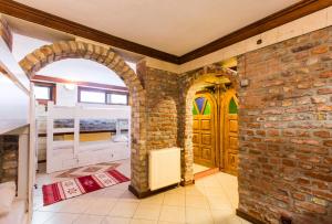 een kamer met een bakstenen muur en een boog bij Cheers Vintage Hostel in Istanbul +64 foto's