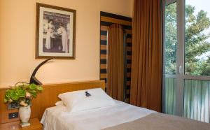Postel nebo postele na pokoji v ubytování Santa Barbara Hotel