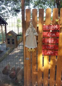 un vestido en una cerca al lado de un golpe de gallina en Casal di Peppe B&B, en Orentano