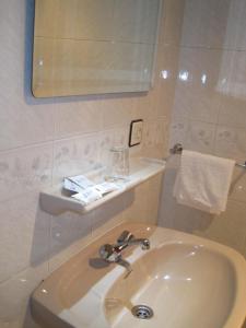 A bathroom at Hostal Cuzco