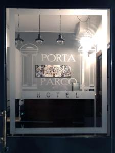 ein Schaufenster mit einem Schild für ein Paris-Hotel in der Unterkunft Porta del Parco in Camogli