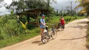 a man and a woman standing on a dirt road with a bike at Guesthouse La Ressource in Domburg