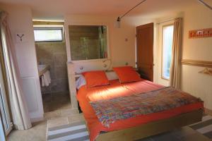 サン・マンドリエ・シュル・メールにあるHome6の小さなベッドルーム(ベッド1台、シャワー付)