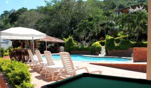 Hotel Campestre Casona del Camino Real tesisinde veya buraya yakın yüzme havuzu
