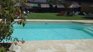 - une piscine avec un ballon à l'eau dans l'établissement Complejo Tekis, à Mar del Plata