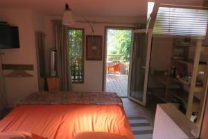 サン・マンドリエ・シュル・メールにあるHome6のベッドルーム1室(オレンジ色のベッド1台、ガラスのスライドドア付)