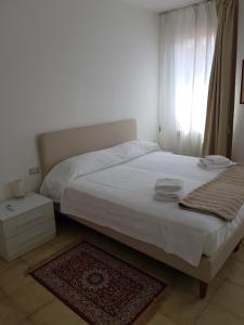 ein Schlafzimmer mit einem weißen Bett und einem Fenster in der Unterkunft Lovely Apartment In Venice in Venedig