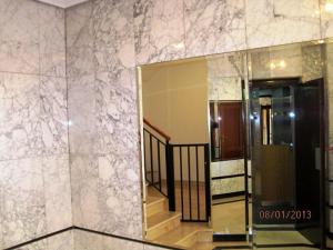 薩拉曼卡的住宿－庫斯科旅館，一面镜子,一面在一座有楼梯的建筑的墙上