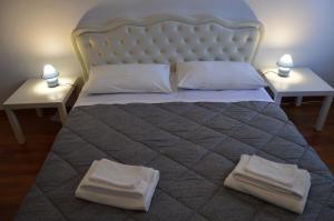 sypialnia z łóżkiem z dwoma białymi ręcznikami w obiekcie Lovely Apartment In Venice w Wenecji