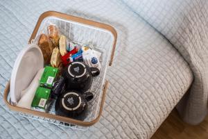 un maletín lleno de juguetes en una cama en Ciccio Bed & Breakfast, en Bérgamo