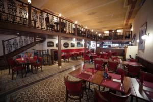 A restaurant or other place to eat at Hotel Bristol