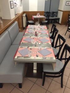 - une salle à manger avec une table et des verres dans l'établissement Sarl Macarena, à Pouillenay