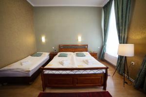 A bed or beds in a room at Hotel Bristol
