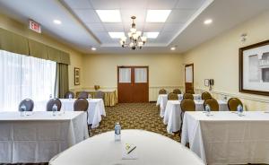 バリーにあるMonte Carlo Inn Barrie - Newly Renovatedのテーブルと椅子とシャンデリアのある会議室 +65枚の写真