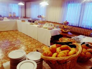 a room with a table with baskets of bread at Götschlhof in Schladming