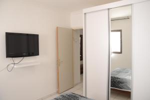 TV a/nebo společenská místnost v ubytování Leisurely Apartment Eilat