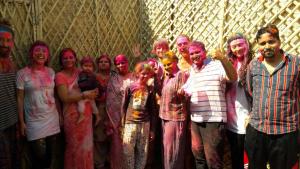 un grupo de personas cubiertas de pintura posando para un cuadro en Bhavyam HomeStay &Cafe BackPackers ko, en Bundi