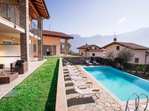 Bazén v ubytování Ossuccio Grande C home with pool sleeps 12 by Italian Apartments nebo v jeho okolí