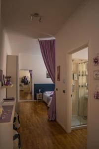 um quarto de hotel com uma cama e um espelho em Zer051 Apartment Dossetti 23 em Bolonha