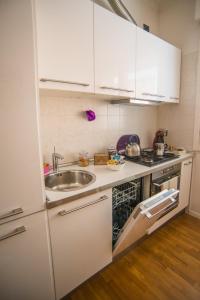 Ett kök eller pentry på Zer051 Apartment Dossetti 23