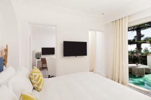 A television and/or entertainment centre at Hotel La Minerva