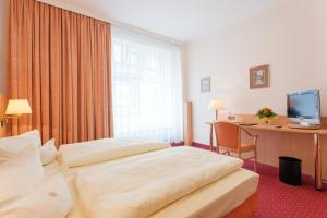Tempat tidur dalam kamar di Hotel Benn
