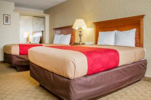 Postel nebo postele na pokoji v ubytování Econo Lodge Broken Arrow-Tulsa