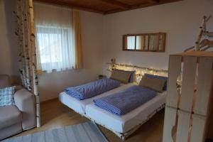 Posteľ alebo postele v izbe v ubytovaní BUEHLERHOF Agriturismo, Obst-&Weingut, Urlaub mit Hund, Bauernhof, Brixen