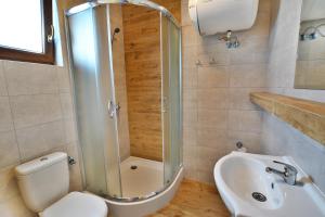 Kylpyhuone majoituspaikassa Tropikana Domki, Apartamenty