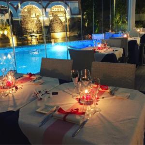 een tafel met kaarsen en wijnglazen op een tafel in een restaurant bij Foglie D' Acqua in Bisceglie