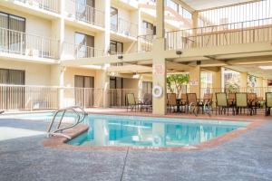Bazén v ubytování Econo Lodge Broken Arrow-Tulsa nebo v jeho okolí