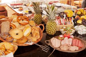 Makanan di atau di tempat lain dekat hotel
