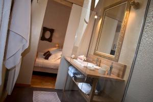 Cama ou camas em um quarto em Les Chambres de l'Abbaye