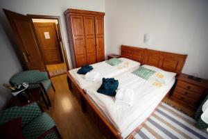 A bed or beds in a room at Hotel Bristol