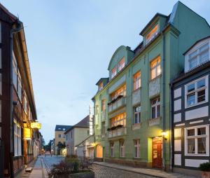 eine Reihe farbenfroher Gebäude auf einer Straße in der Unterkunft Hotel Benn in Berlin
