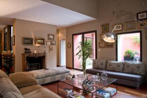 a living room with a couch and a table at Les Chambres de l'Abbaye in Marseille
