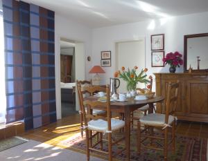 comedor con mesa y sillas en Apartment Oberwerth, en Coblenza