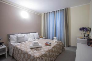 Letto o letti in una camera di Ossuccio Grande C home with pool sleeps 12 by Italian Apartments