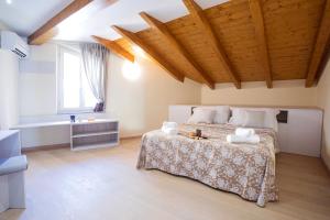 En eller flere senge i et værelse på Ossuccio Grande C