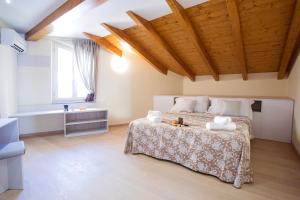 Postel nebo postele na pokoji v ubytování Ossuccio Grande C home with pool sleeps 12 by Italian Apartments + 37 fotografií