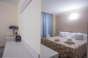 Letto o letti in una camera di Ossuccio Grande C home with pool sleeps 12 by Italian Apartments