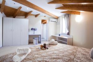 Letto o letti in una camera di Ossuccio Grande C home with pool sleeps 12 by Italian Apartments