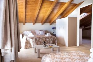 Letto o letti in una camera di Ossuccio Grande C home with pool sleeps 12 by Italian Apartments