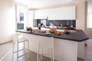 Cucina o angolo cottura di Ossuccio Grande C home with pool sleeps 12 by Italian Apartments