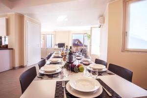 Foto dalla galleria di Ossuccio Grande C home with pool sleeps 12 by Italian Apartments a Como