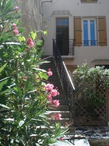 MagalasにあるComfortable Gite (3) in attractive Languedoc villageのピンクの花の家へと続く階段